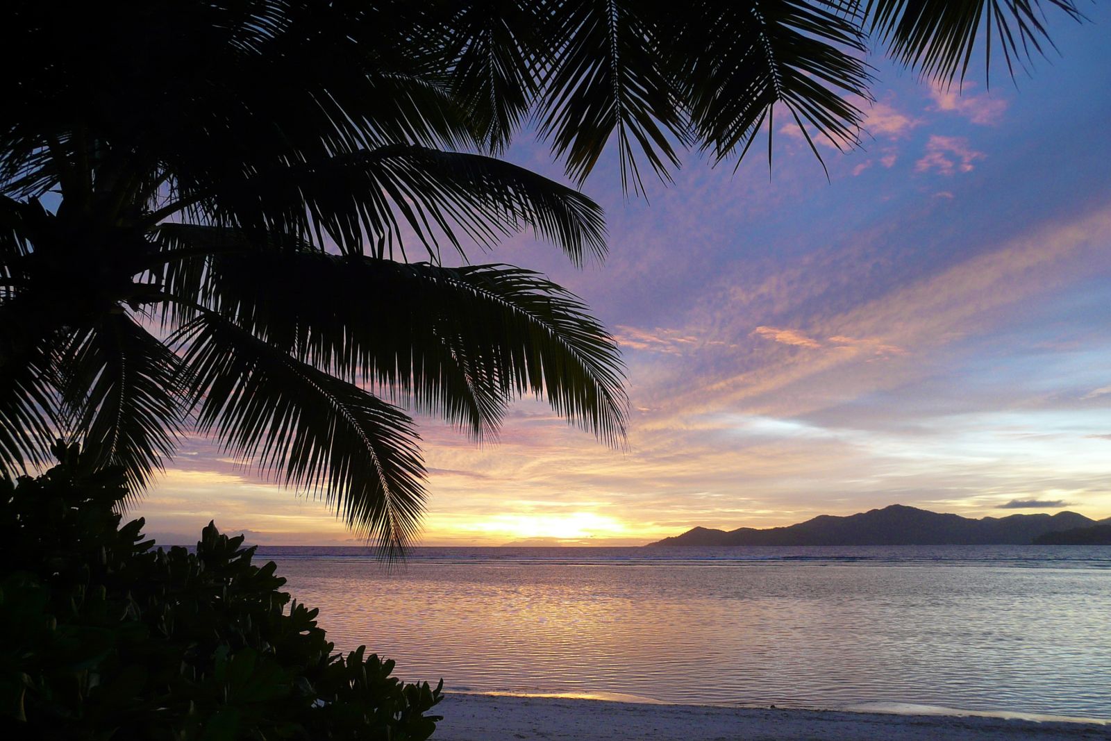 Ein wunderschöner Sonnenuntergang über dem Indischen Ozean von der Insel La Digue