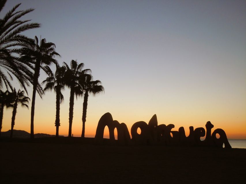 Malagueta-Zeichen am Strand bei Sonnenaufgang