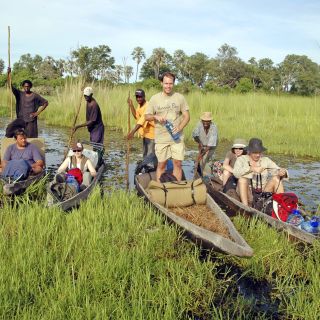 Unterwegs im Mokoro im Okavango-Delta