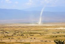 Eine Windhose zieht durch den Ngorongoro-Krater
