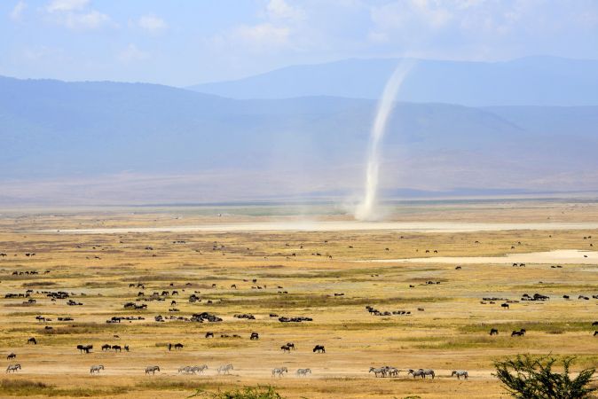 Eine Windhose zieht durch den Ngorongoro-Krater © Diamir
