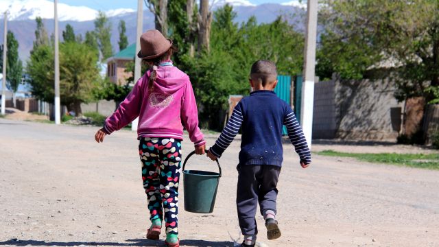 Kinder im kirgisischen Dorf