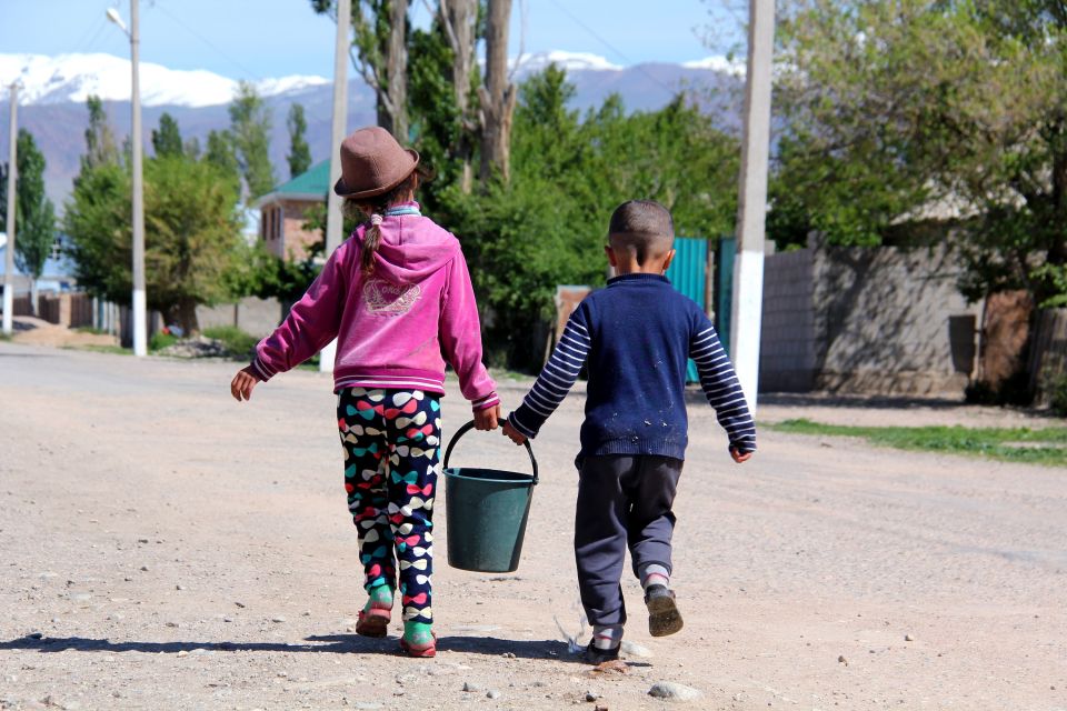 Kinder im kirgisischen Dorf
