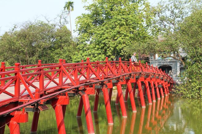 die grellrote Brücke am Hoan-Kiem-See