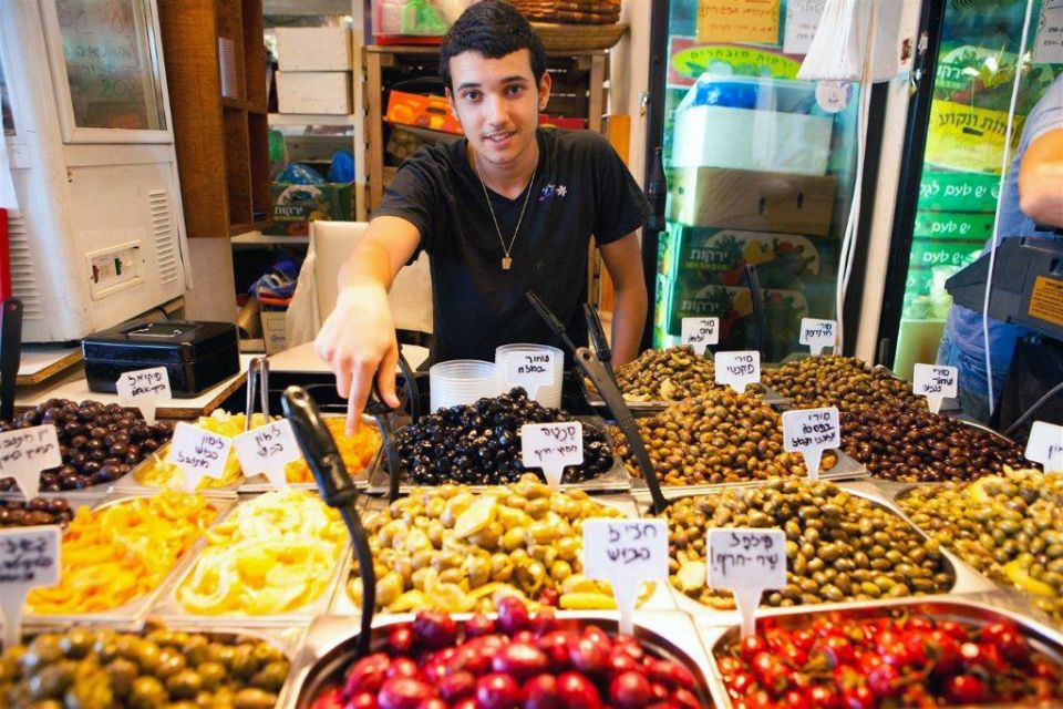 Olivenverkäufer auf dem Karmel Markt in Tel Aviv