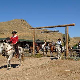 Reiter vor der La Reata Ranch