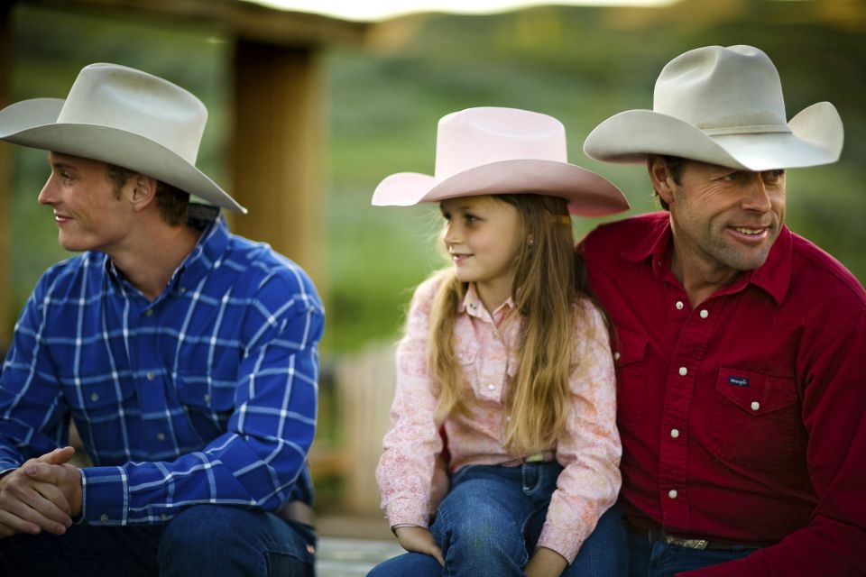 Cowboys mit Mädchen auf der La Reata Ranch