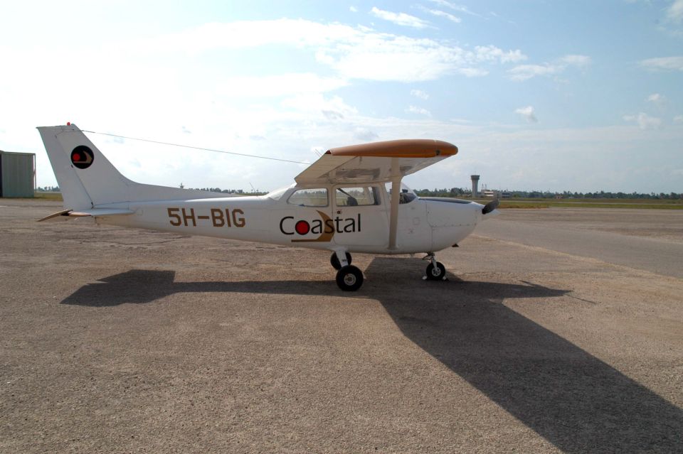Eine Cessna 206 auf dem Rollfeld
