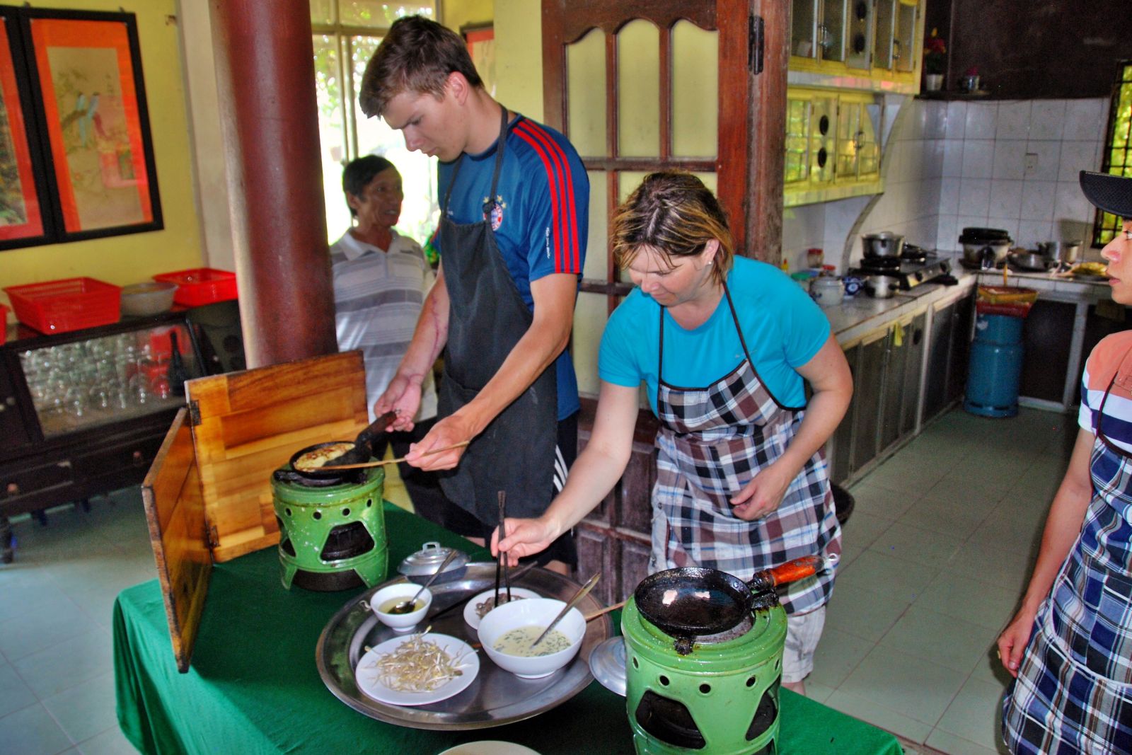 Beim gemeinsamen Kochkurs in Vietnam