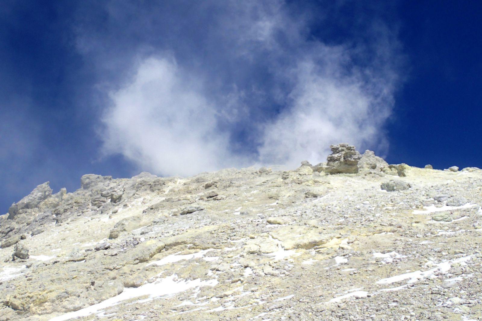 Der Damavand ist ein aktiver Vulkan und häufig ziehen Schwefeldämpfe über den Gipfel.