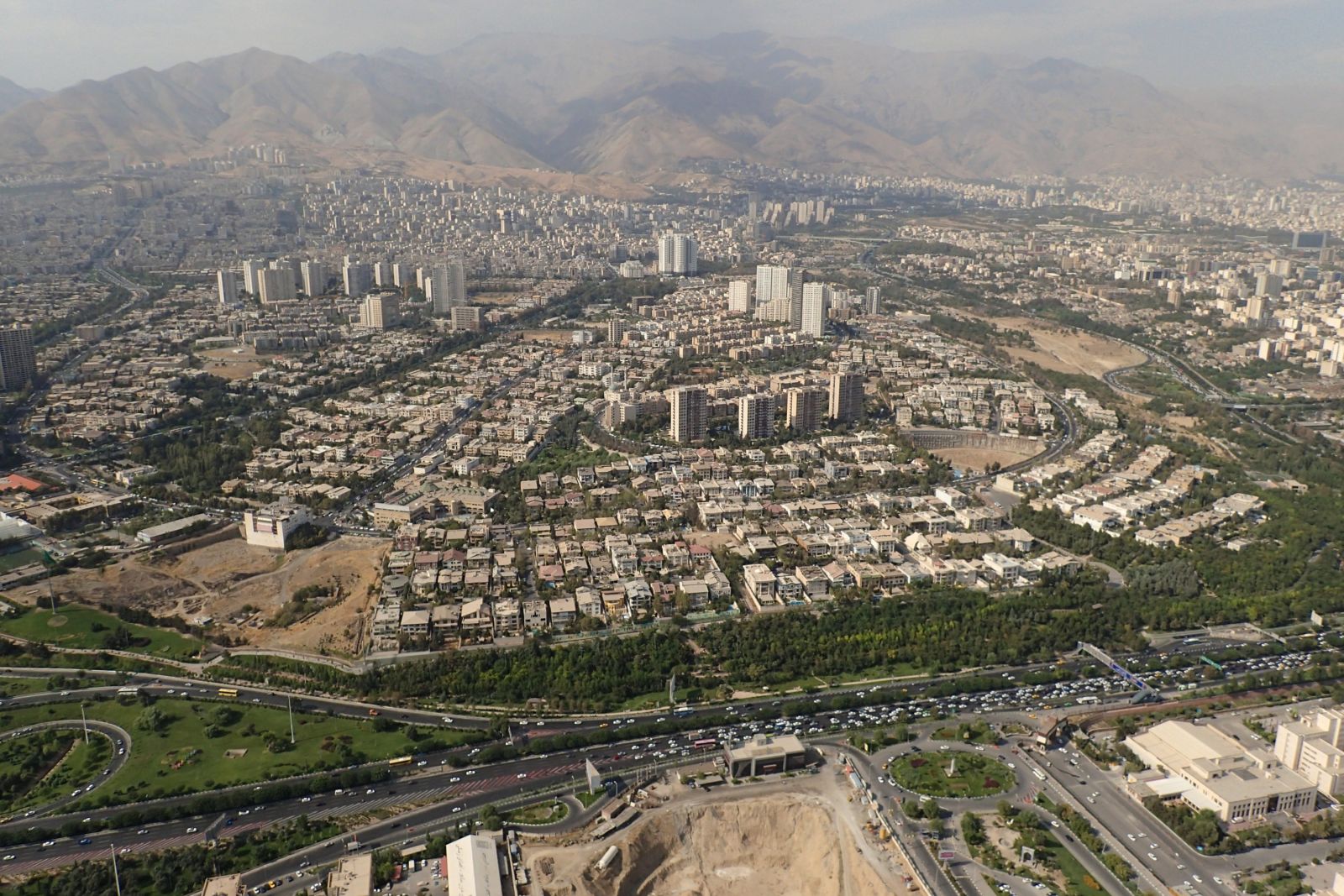 Blick vom Fernsehturm über Teheran.