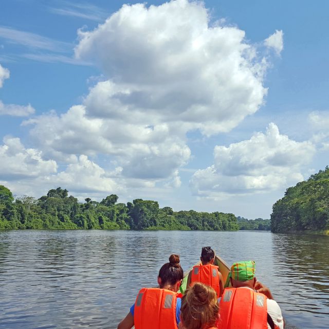 Einbaum fahren über die Gewässer Surinames