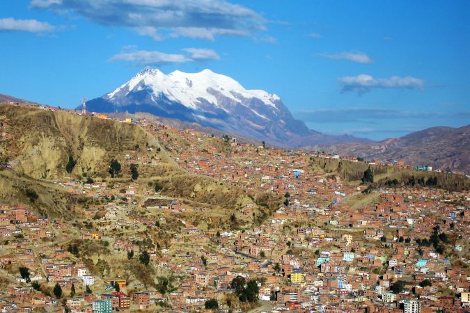 La Paz mit dem Hausberg Illimani © Diamir
