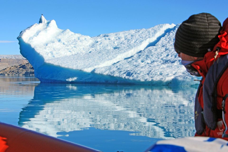 Schlauchbootfahrt vorbei an Eisbergen