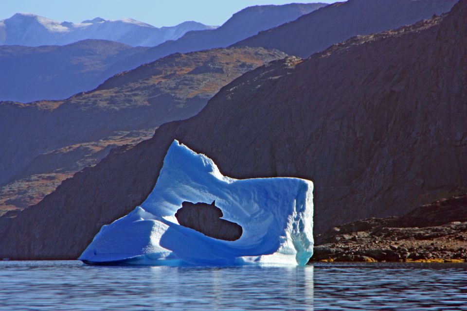 Spektakulärer Eisberg im Fjord