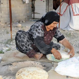 Iranerin beim Brotbacken