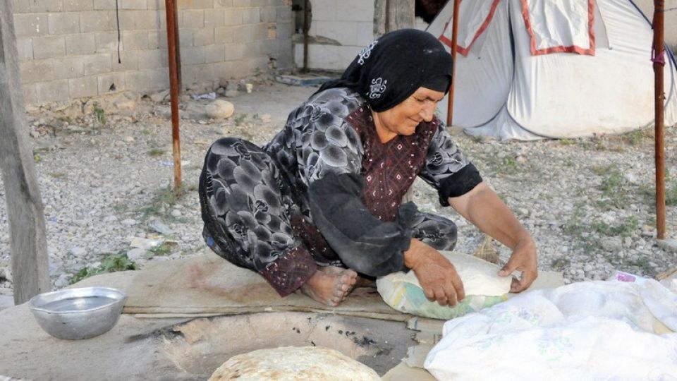 Iranerin beim Brotbacken