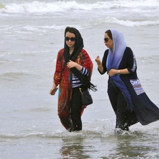 Iranerinnen im Meer