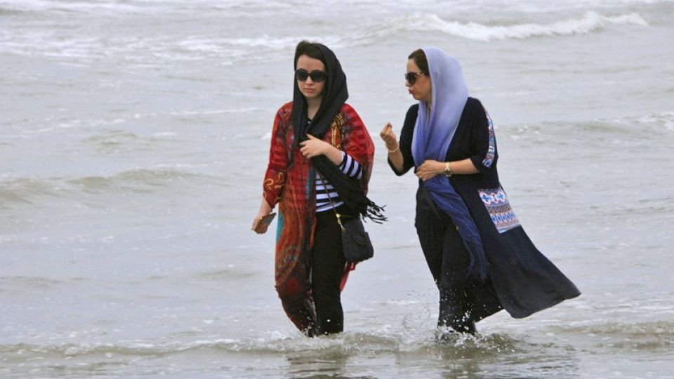 Iranerinnen im Meer