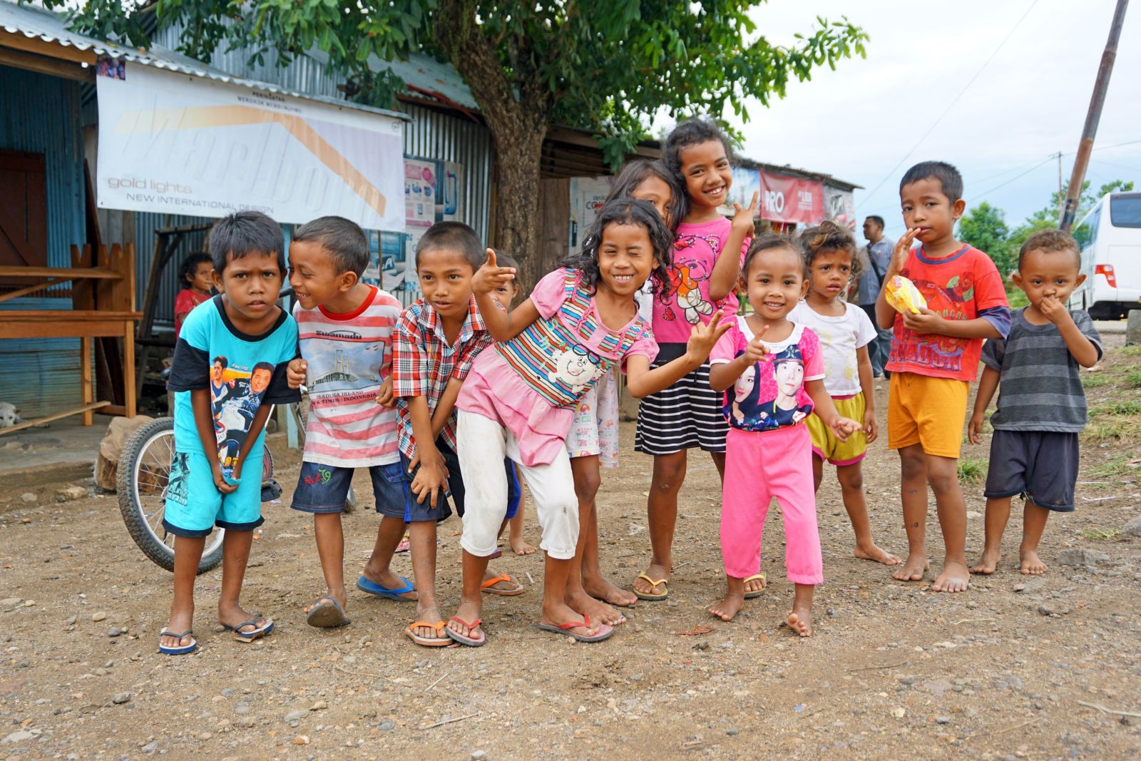 Kinder in Labuhan Bajo