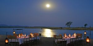 idyllisches Abendessen am Fluss im Chiawa Camp