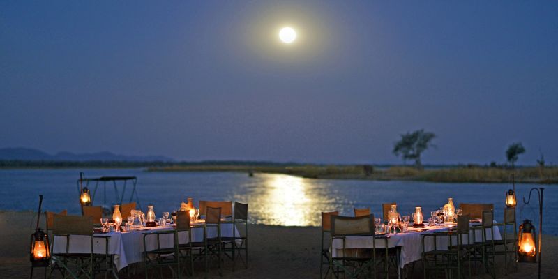 idyllisches Abendessen am Fluss im Chiawa Camp © Diamir