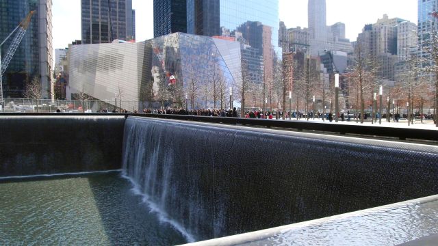 Der große Brunnen des 9/11 Memorials