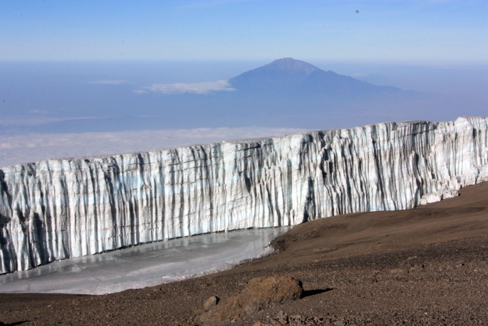 Schon weit oben: Vor uns liegt der Kersten Gletscher, im Hintergrund der Mt. Meru.