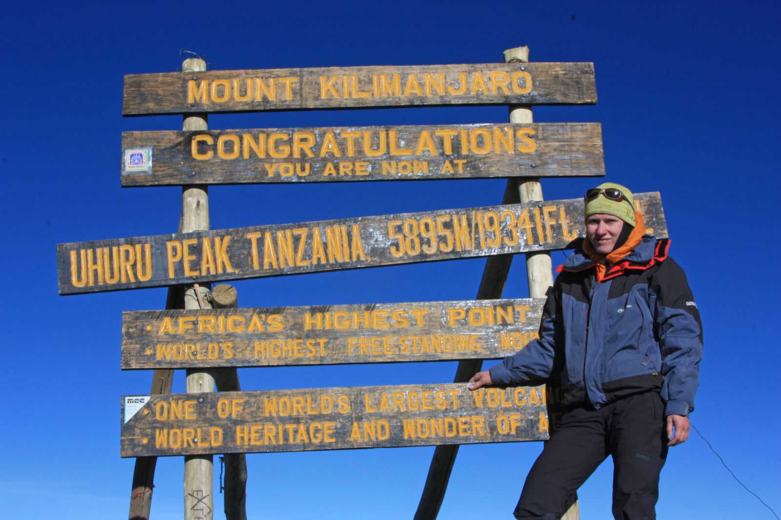 Geschafft! Reiseleiterin Marianne Nimsch am Uhuru Peak, dem höchsten Punkt Afrikas.