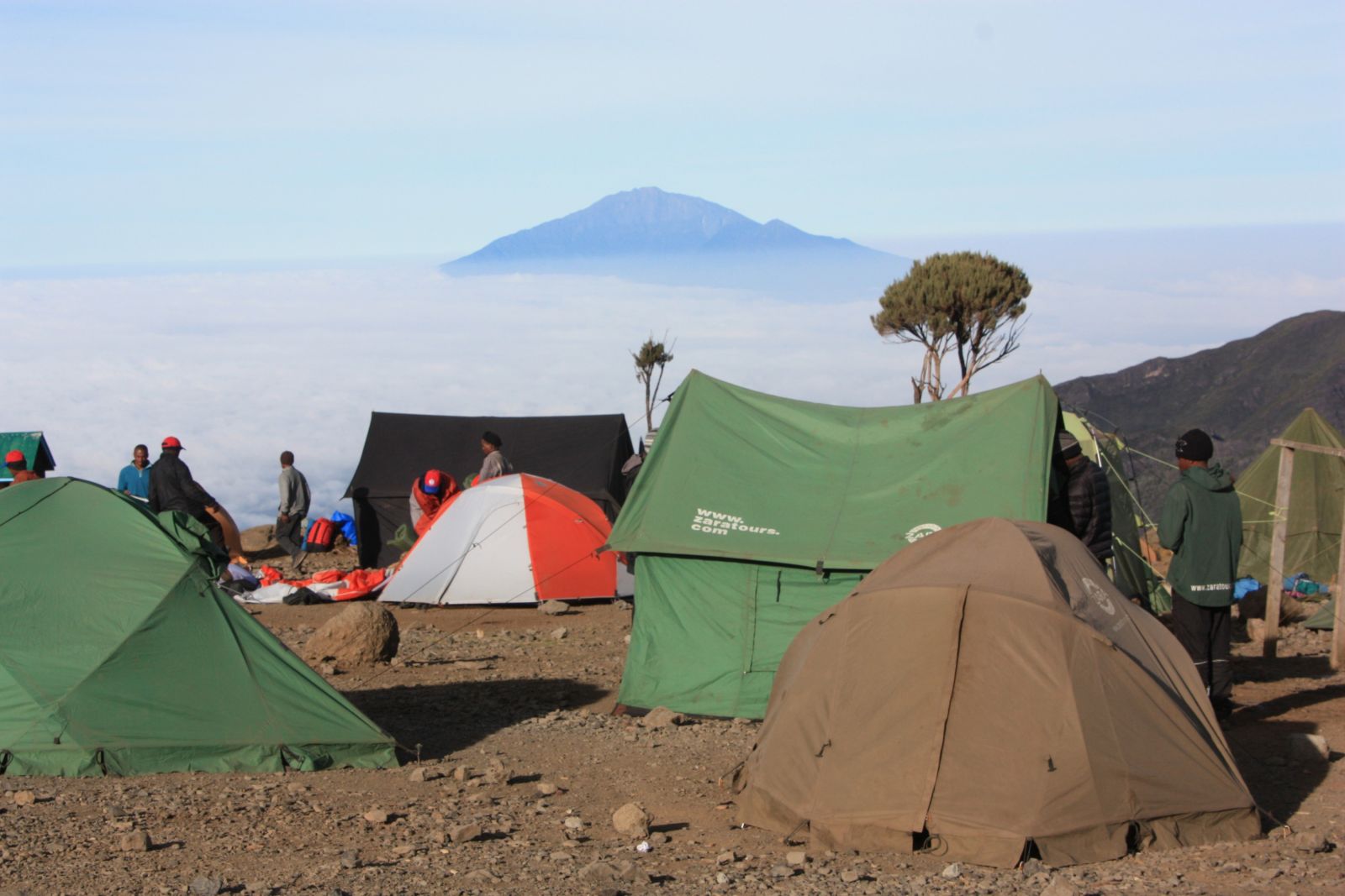 Am Morgen haben wir einen herrlichen Blick vom Shira-Plateau auf den Mount Meru.