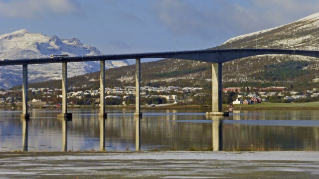 Die markante Tromsö-Brücke verbindet die Stadtteile
