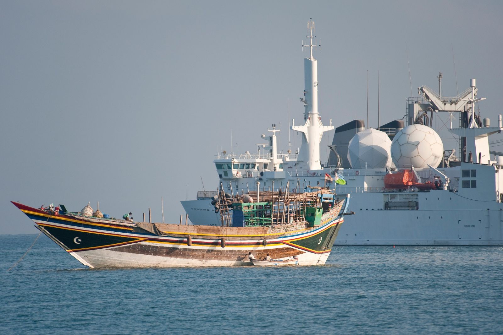Dhau vor Kriegsschiff in Djibouti Stadt