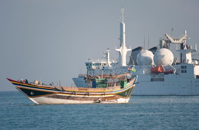 Dhau vor Kriegsschiff in Djibouti Stadt © Diamir