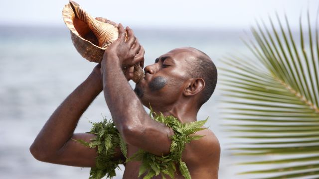 Muscheltrompete blasen auf Fiji