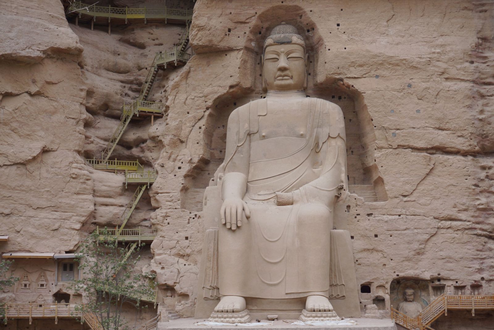 Große Buddha-Statue in den Bingling-Grotten bei Lanzhou