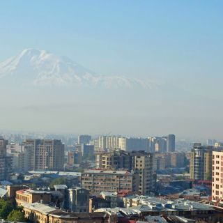 Blick über Jerewan bis hin zum Berg Ararat