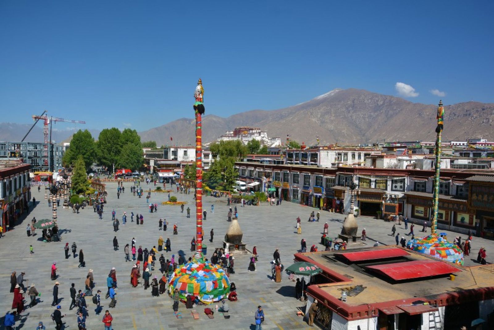 Blick auf die Altstadt von Lhasa mit dem Potala Palast