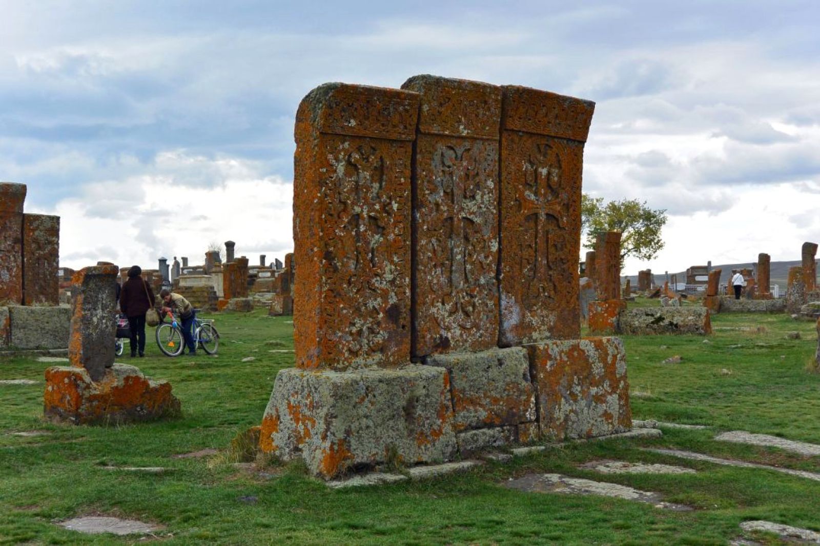 Kreuzsteine auf dem Friedhof am Sewan-See