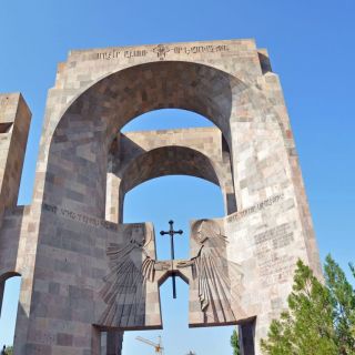 Der Eingang zur Hauptkathedrale in Echmiadzin