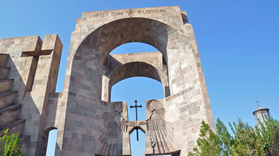 Der Eingang zur Hauptkathedrale in Echmiadzin