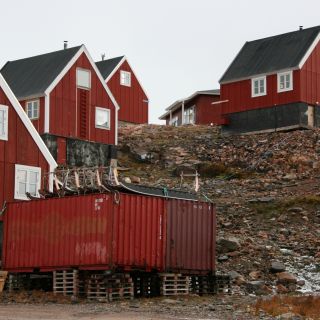 Kleine Häusergruppe in Ittoqqortoormiit