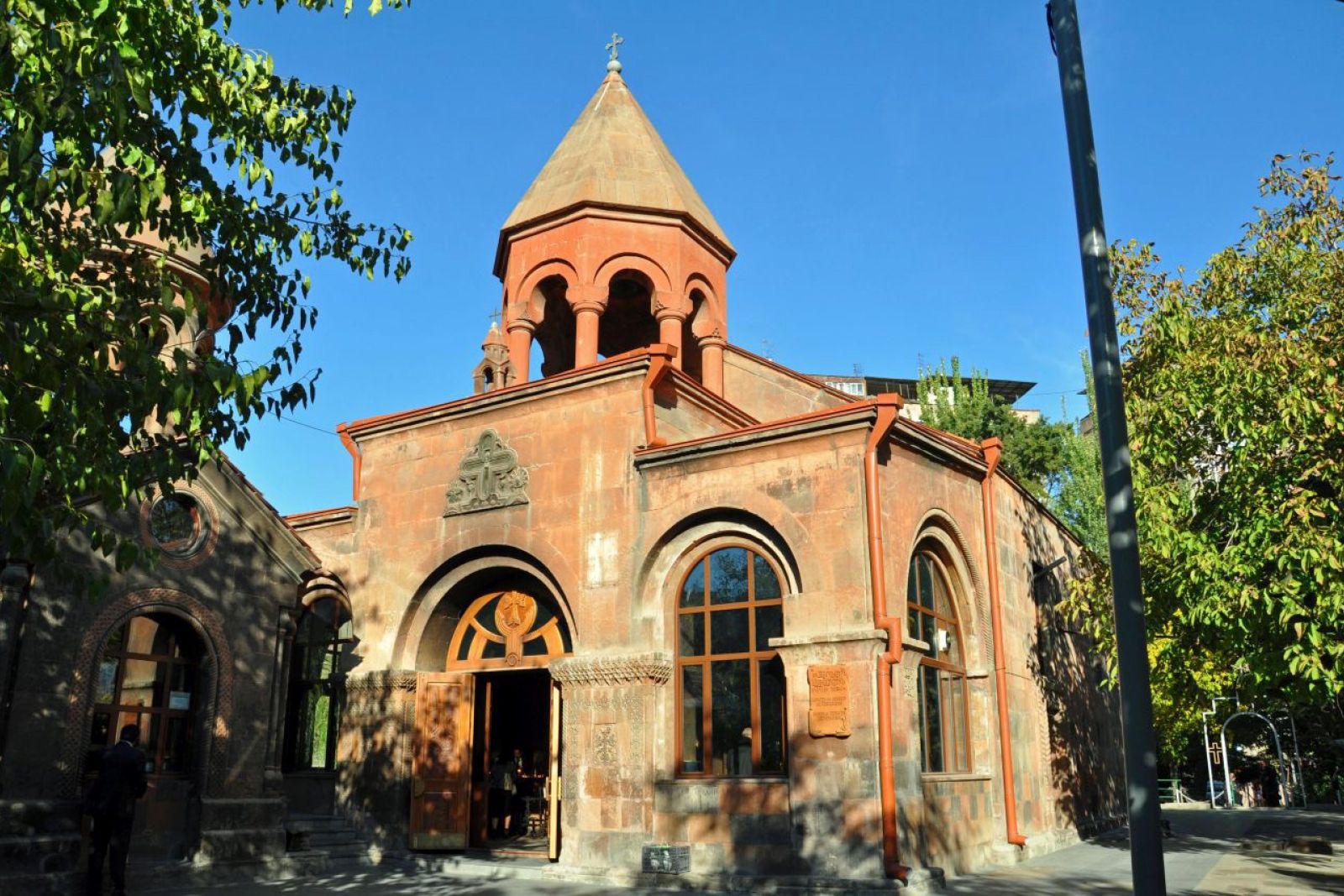 Kleine Kirche hinterm Hotel Royal Plaza in Jerewan