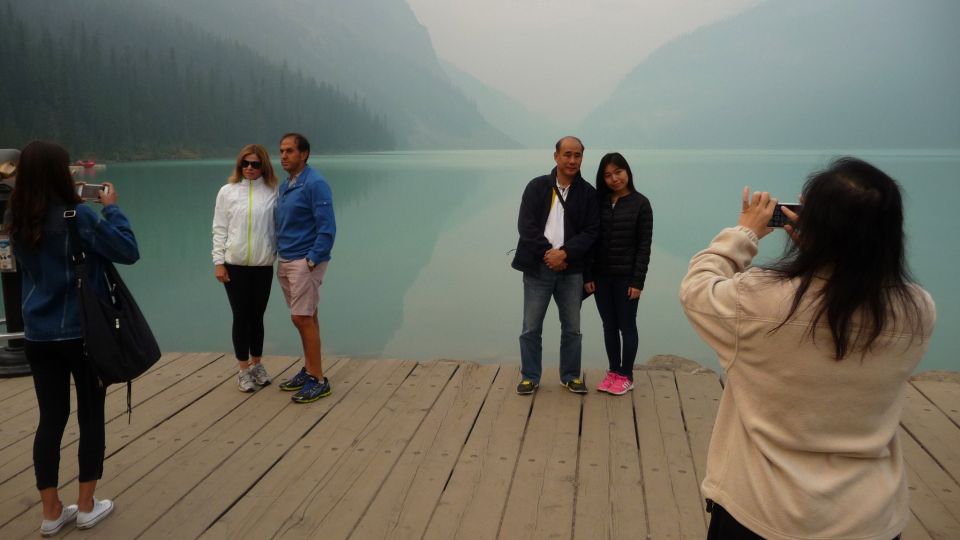 Das „klassische“ Fotomotiv am Lake Louise – leicht verraucht