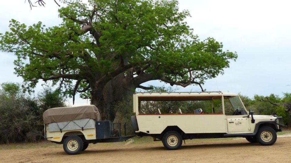 Safarifahrzeug mit Hänger