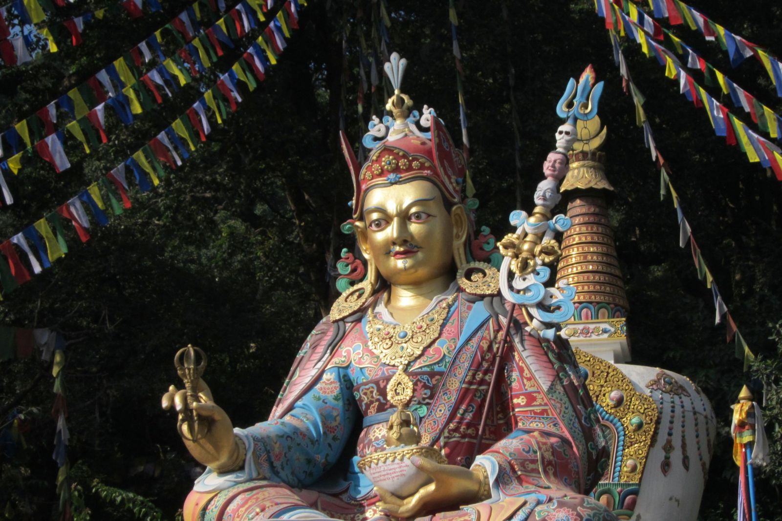 NEPKON_20161104_4CFE_Buddhafigur-am-Fuß-des-Affentempels-in-Kathmandu.jpg