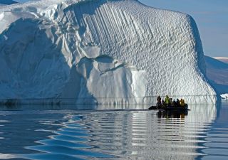 Zodiactour vor einem riesigen Eisberg
