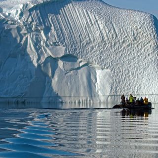 Zodiactour vor einem riesigen Eisberg