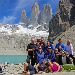 Gruppenfoto vor den Granittürmen im Nationalpark Torres del Paine