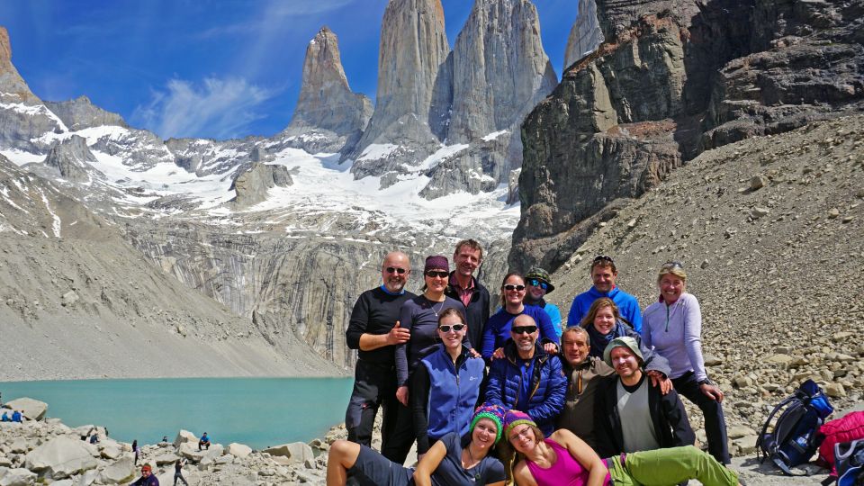 Gruppenfoto vor den Granittürmen im Nationalpark Torres del Paine