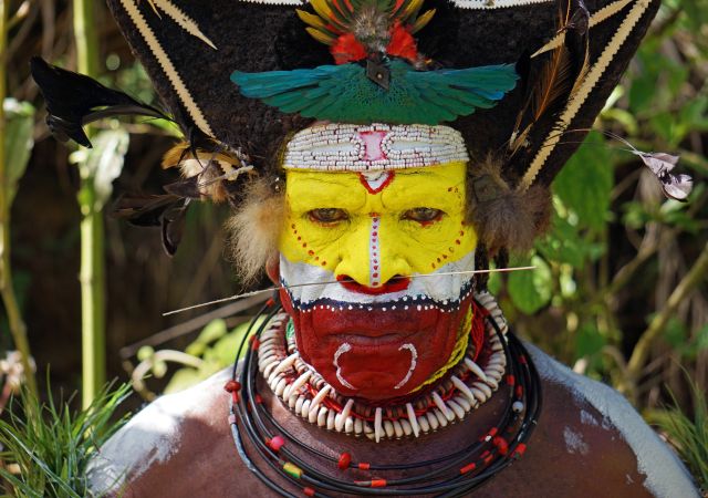 Ein Huli-Stammesmann in voller Bemalung